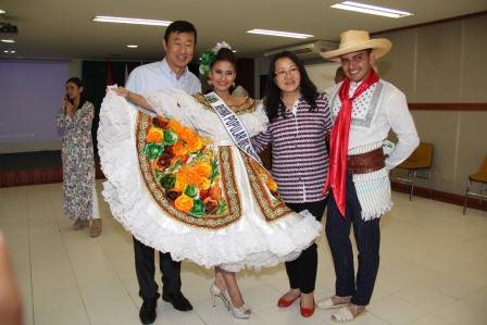 A su llegada el embajador de China, el señor Li Nianping y su esposa la señora Wu Yuqing fueron recibidos por la Reina Popular 2017.